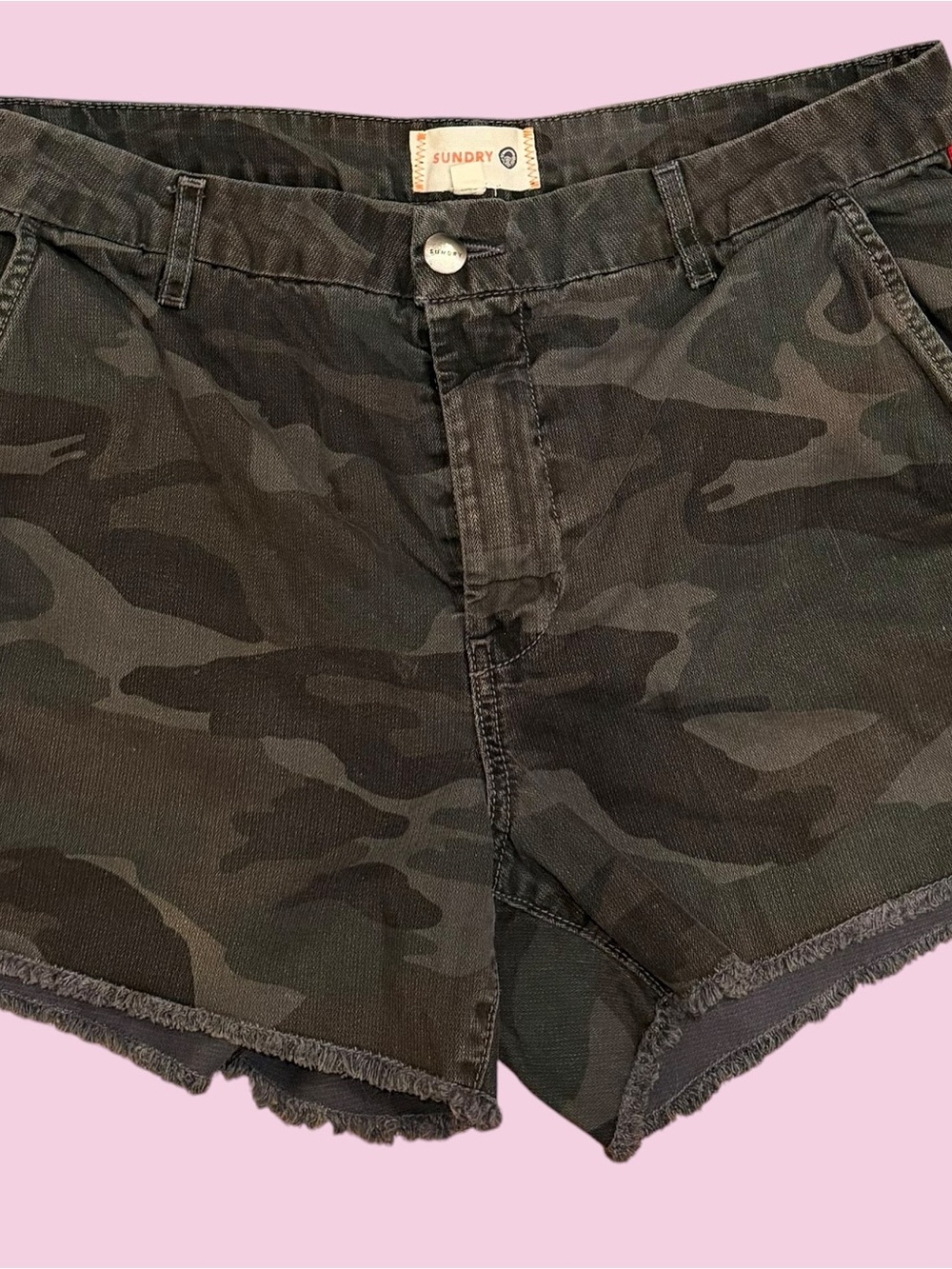Sundry Camo Shorts 🎀 Size 30 🎀 Distressed by Design 🎀 Versatile & On Trend 🎀